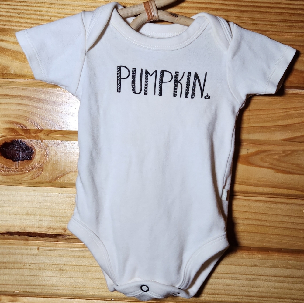 🎃 Finn + Emma Onesie | Organic Graphic Bodysuit in Pumpkin 0-3m - Picture 2 of 14